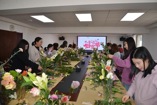 kaiyun·开云工会举办 “春暖花开·诗情花艺”妇女节插花活动